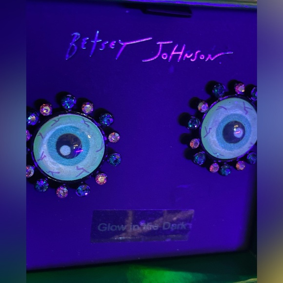 BETSEY JOHNSON NIB Glow In The Dark CREEP IT REAL Eyeball Halloween Earrings - Picture 5 of 10